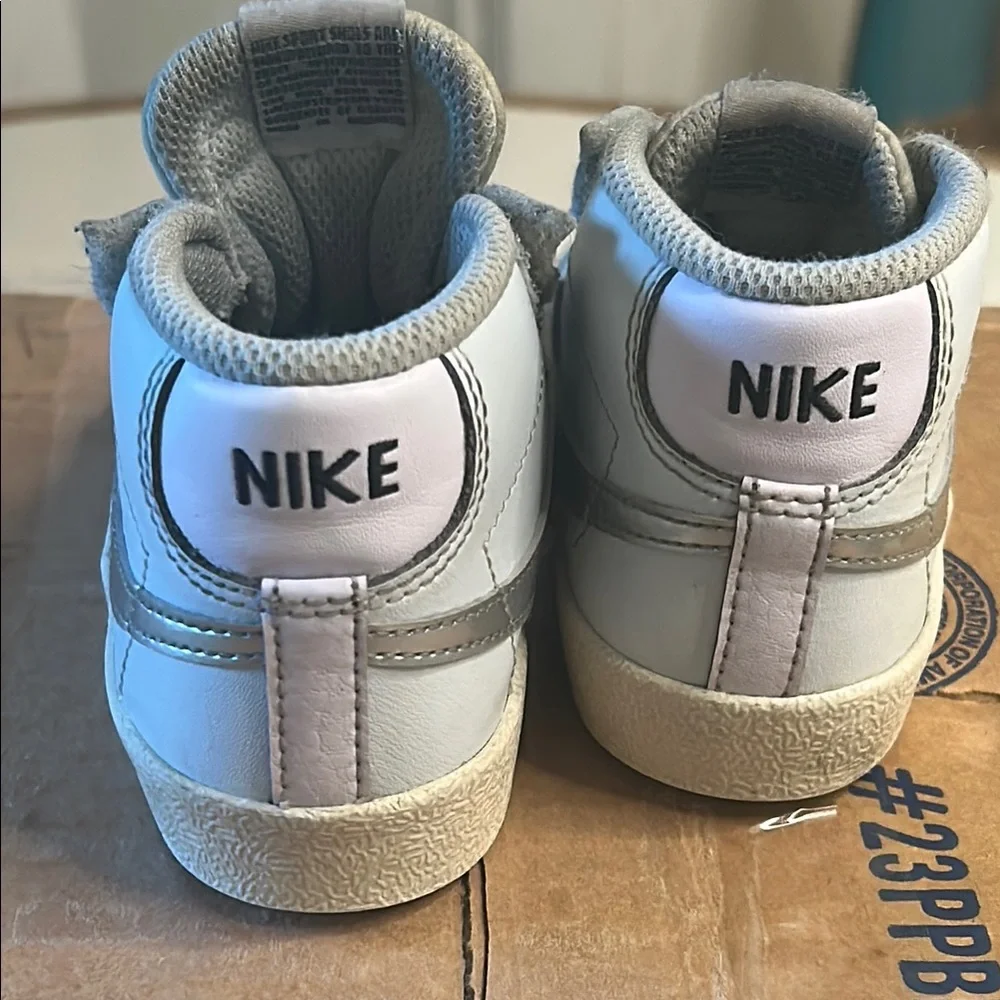 Nike Purple and White Sneakers with Classic Design - Picture 5 of 8